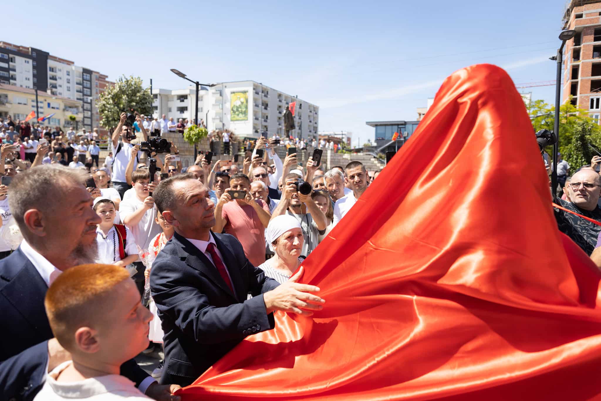 Ceremonia madhështore e zbulimit të shtatores së Leotrim Ahmetit, i cili përfaqëson mbi 1400 fëmijë të vrarë në luftën e Kosovës!