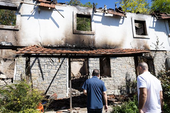 Kryetari i Komunës, Fadil Nura dhe drejtori i Shërbimeve Publike, Alban Shala, kanë vizituar sot familjen Shatri në Llaushë, shtëpia e të cilës është djegur e tëra.