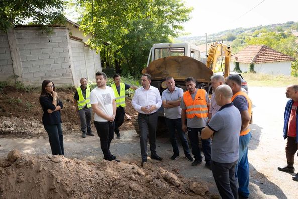 Në fshatin Burojë po realizohen punimet për kyçjet individuale të shtëpive në rrjetin e ujësjellësit, të cilat nuk kanë qenë më parë të përfshira në sistem.