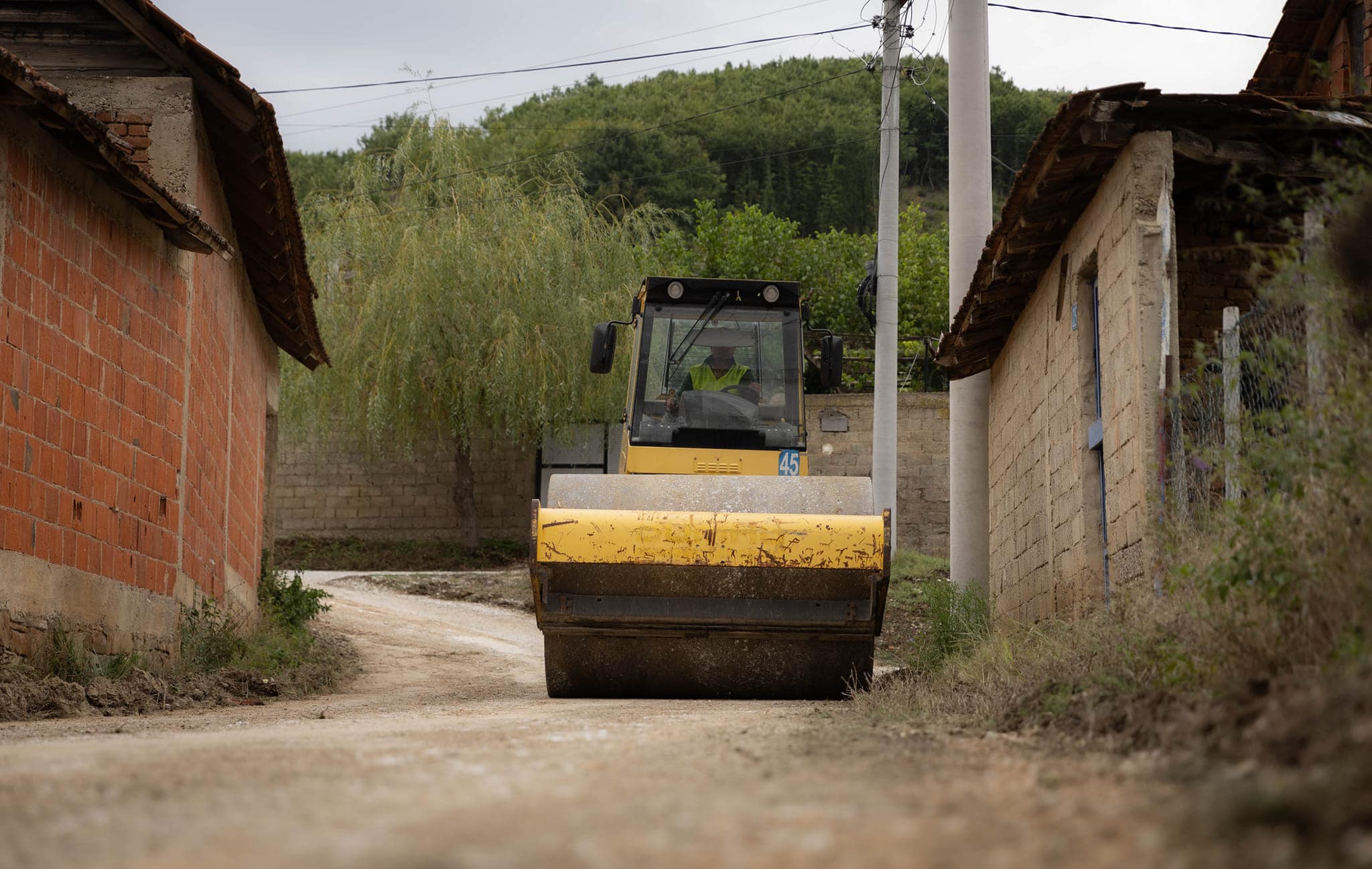 Sot në Rezallë të Re kanë filluar punimet e projektit për asfaltimin e rrugëve dhe degëzimeve brenda lagjeve.