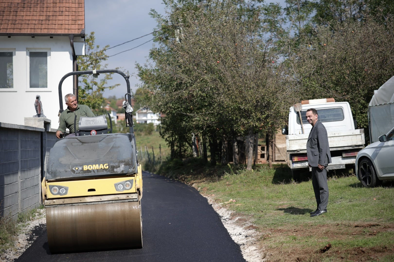 Në kuadër të përmbushjes së zotimeve rreth realizimit të projekteve kapitale, sot në Vajnik ka nisur asfaltimi i rrugëve brend lagjevae