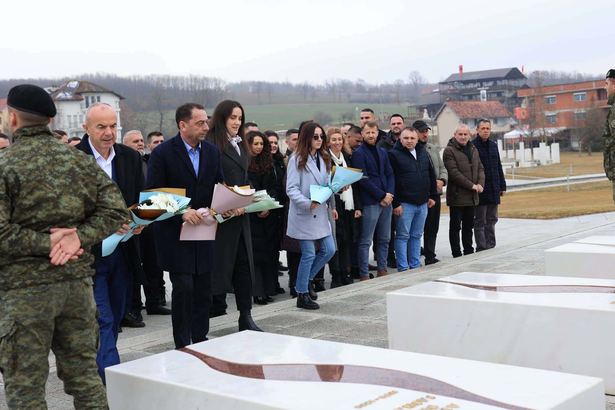 Delegacioni i nivelit të lartë i Komunës së Skenderajt,kanë bërë sot homazhe në Kompleksin Përkujtimor “Adem Jashari”, duke nderuar kështu dëshmorët e lirisë, të rënët e Familjes Jashari, në krye me komandantin legjendar Adem Jashari, në përvjetorin e 27 të sulmit të dytë të forcave serbe mbi këtë familje.