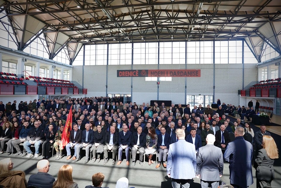 Delegacioni i Komunës së Skenderajt, i udhëhequr nga kryetari Fadil Nura, i shoqëruar edhe nga kryetari i Partisë Demokratike të Kosovës, Memli Krasniqi, Bedri Hamza, kryetarë komunash, deputetë të zgjedhur dhe një numër i madh i punëtorëve të Administratës Komunale, sot kanë marrë pjesë në ngushëllimet e Familjes Thaçi, me rastin e vdekjes së Haxhi Thaçit, babai i Presidentit Hashim Thaçi, i cili ndërroi jetë të dielen e kaluar.