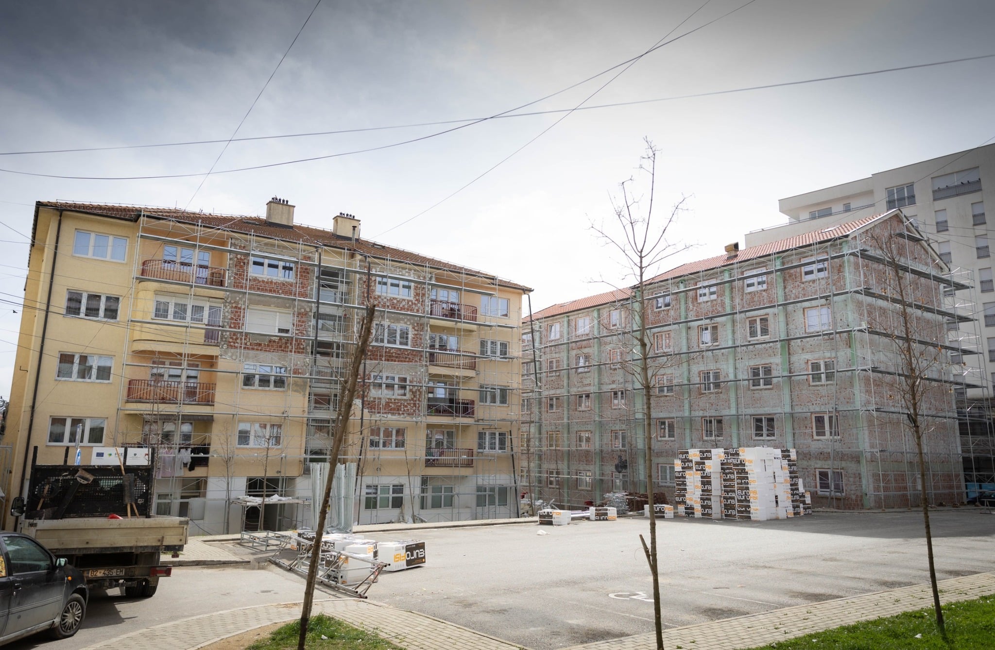 Ka filluar fasadimi i objekteve të banimit social në qytetin e Skenderajt