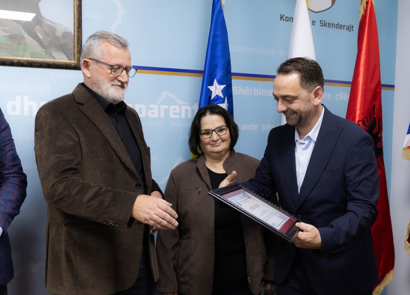 Dita e fundit në detyrën e tij zyrtare që i shërbeu për shumë vite, përfundoi sot për Inspektorin e Ndërtimit në Komunën e Skenderajt, Zenë Rushiti.