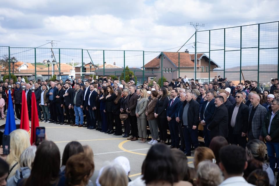Në fshatin Rezallë sot janë përkujtuar 98 martirët e vrarë dhe masakruar me 5 prill të vitit 1999, nga forcat paramilitare serbe, gjatë luftës për lirinë e Kosovës.