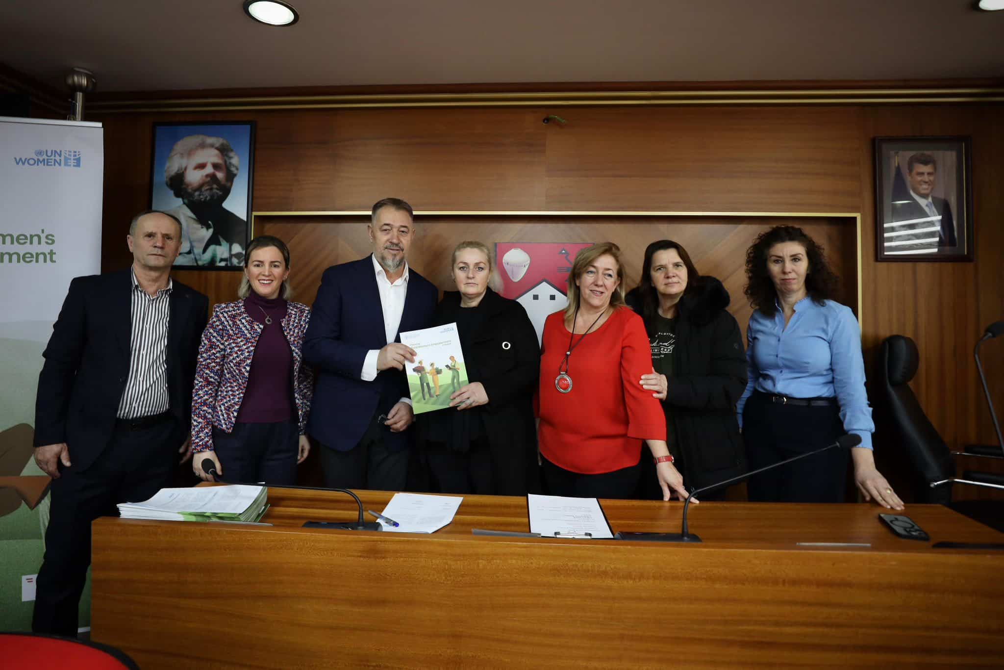 Është mbajtur ceremonia e nënshkrimit të kontratave ndërmjet grave fermere të Komunës sonë dhe Organizatës së Kombeve të Bashkuara për Ushqim dhe Bujqësi(FAO), në partneritet me UN Women, në kuadër të projektit “Promovimi i Fuqizimit të Grave Rurale në Kosovë”